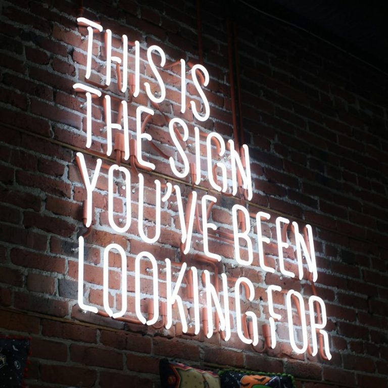 Neon-Schild mit der englischen Aufschrift: „Das ist das Zeichen, nach dem du gesucht hast.“