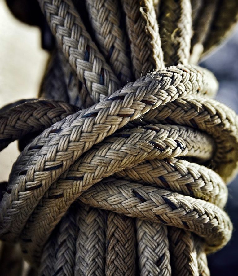 Nahaufnahme eines verknoteten Seils, wie es auf großen Schiffen genutzt wird.