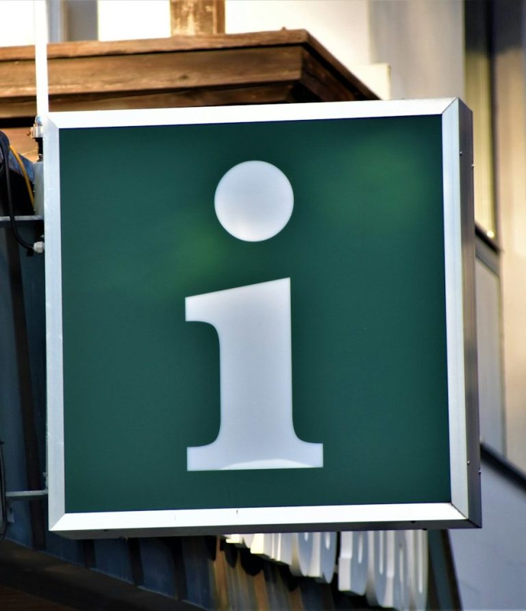 Informationsschild mit einem großen weißen „i“ auf grünem Hintergrund.